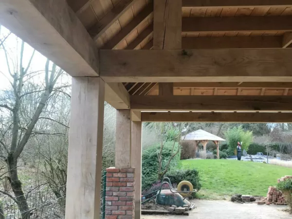 Carport en chêne et allée pavée à Lasne