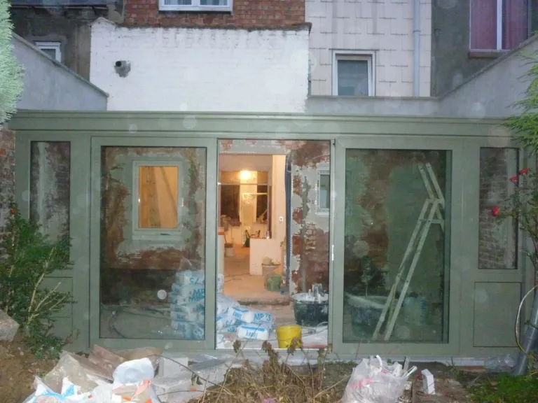 Extension vitrée à l’arrière d’une maison à Bruxelles — photo 1